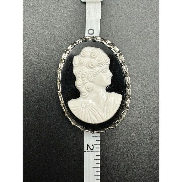 Vintage Victorian Style Cameo Brooch Silver Tone Black White Profile Plastic - Picture 7 of 9